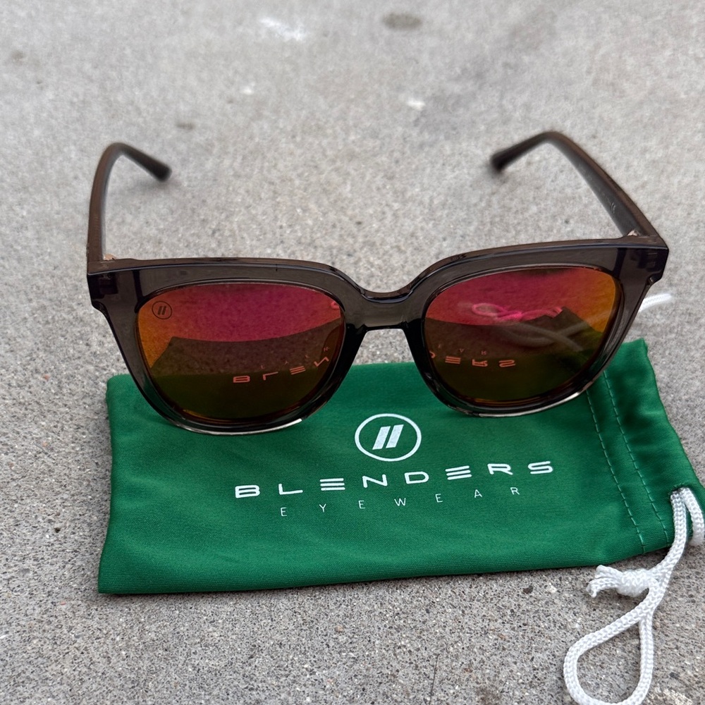 BLENDERS - GHOST LADY Sunglasses POLARIZED